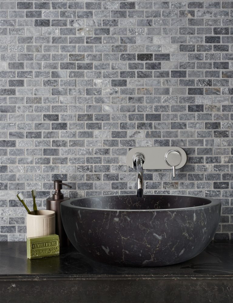 bluestone-tumbled-marble-mosaic-bathroom-tile