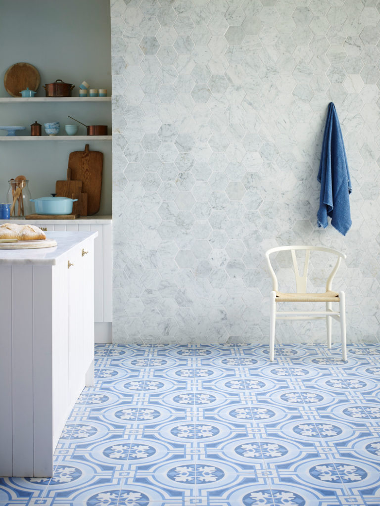 Mod Encaustic Blue & Carrara Tumbled Marble Tile Hexagon v.II (1)