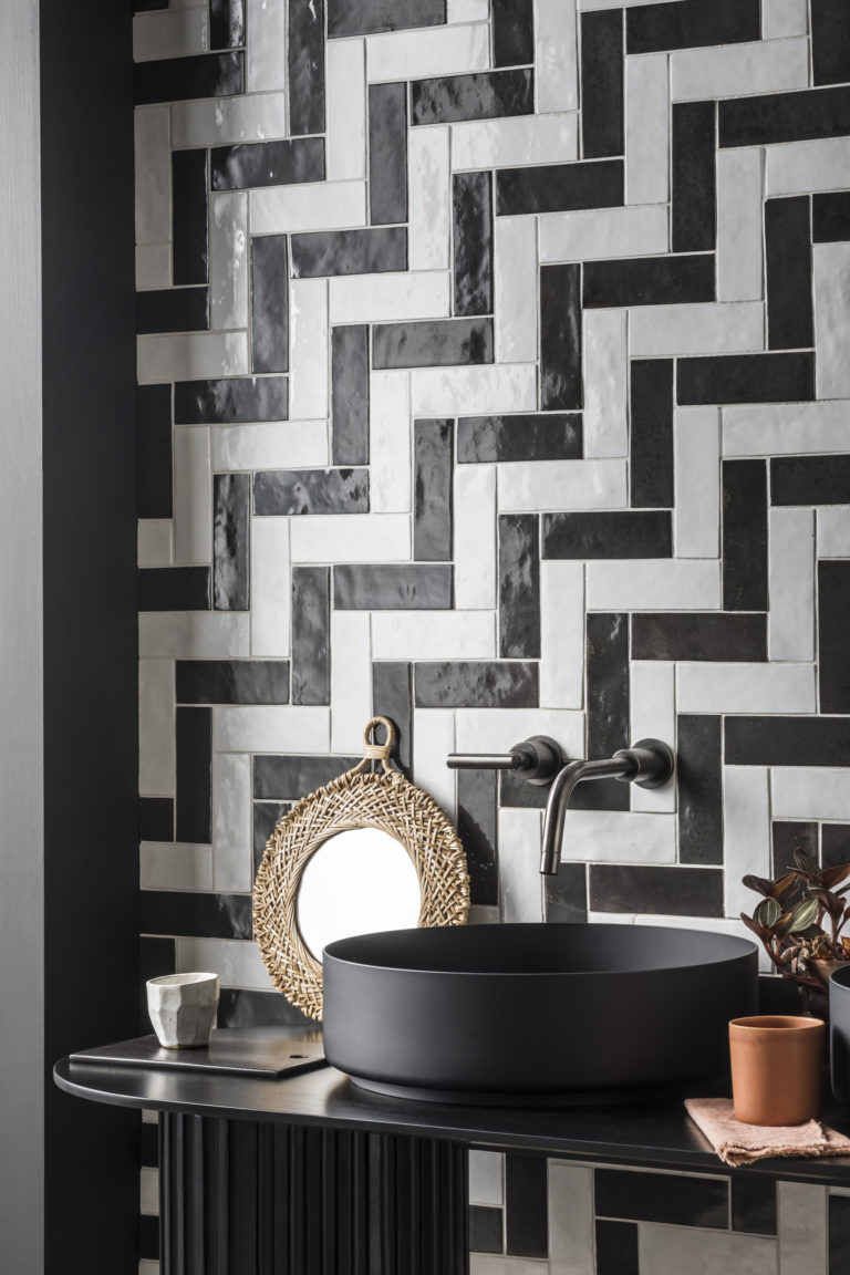 riad-black-gloss-porcelain-bathroom-tile
