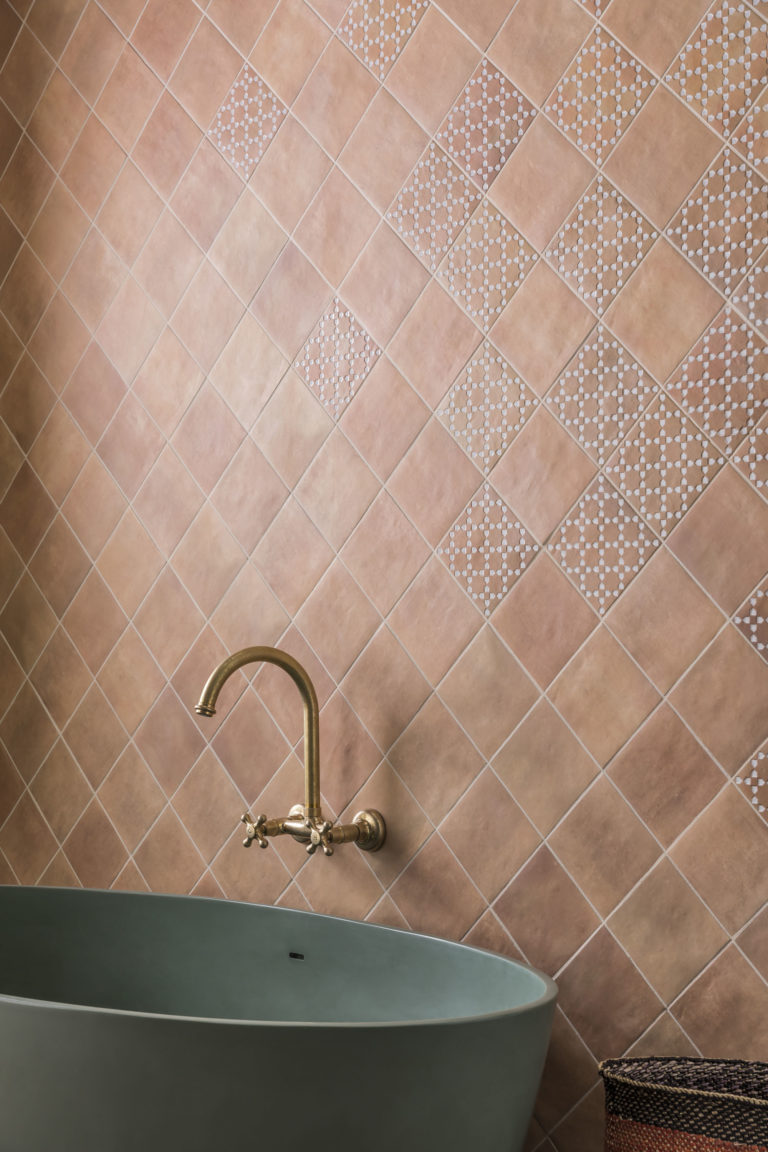 riad-terracotta-white-decor-porcelain-bathroom-tile